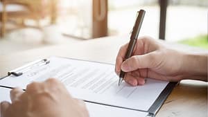 Dlaczego warto zawierać umowy na&nbsp;piśmie? Poradnik prawnika dla przedsiębiorców.